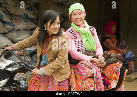 Flower Hmong donne su una moto in Bac Ha Vietnam Foto Stock