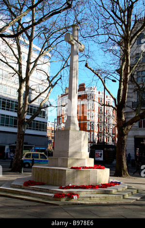 Una croce memoriale del sacrificio per gli uomini e le donne del Chelsea che morì durante la Grande Guerra. Nel centro di Sloane Square, Londra. Foto Stock