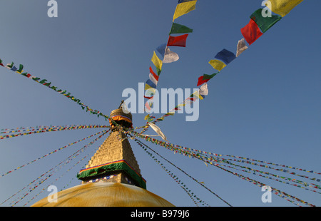 Stupa Boudhanath e bandiere di preghiera blwoing int egli brezza in Kathmandu, Nepal. Foto Stock