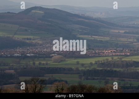 Ludlow arroccato ai piedi di Mortimer e la foresta a sud shropshire campagna immerso nella luce del sole, come si vede dal Titterstone Foto Stock