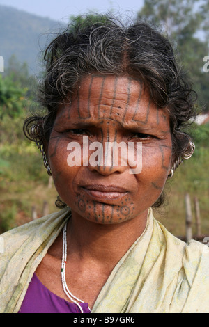 Ritratto di un Kutia Kondh donna con tatuaggi facciali, Orissa, India Foto Stock