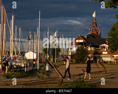 Marina e clubhouse nell'impostazione sun. Foto Stock