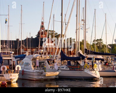 Marina e clubhouse nell'impostazione sun. Foto Stock