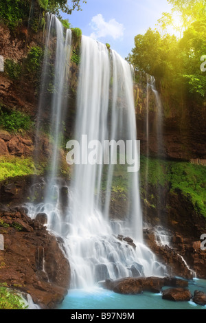 Dambri cascata nella foresta di pioggia Foto Stock