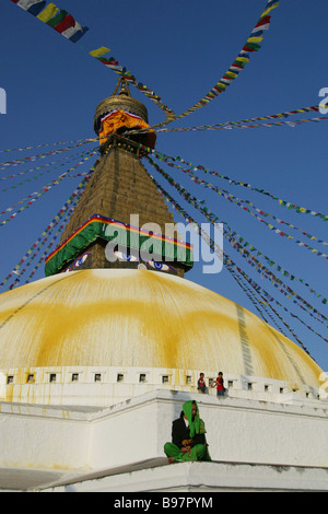 Un locale donna nepalese si siede sul Stupa Boudhanath a Kathmandu, Nepal. Foto Stock