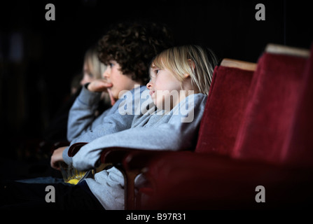 I bambini la visione di un film presso il cubo MICROPLEX CINEMA INDIPENDENTE IN KINGSDOWN BRISTOL REGNO UNITO Foto Stock