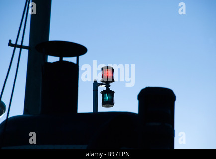 Il rosso e il verde delle luci di navigazione a bordo di una nave simbolo og in modo diagnosi Foto Stock