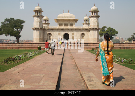 Una donna in un sari cammina verso Itmad Ud Daulah della tomba o il bambino Taj Foto Stock