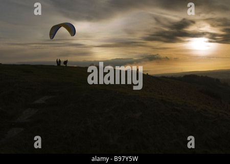 Parapendio al Westbury White Horse Wiltshire. Foto Stock