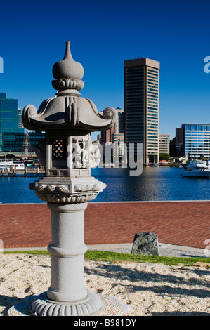 Una lanterna giapponese memorial presso il Porto Interno di Baltimore, Maryland USA Foto Stock