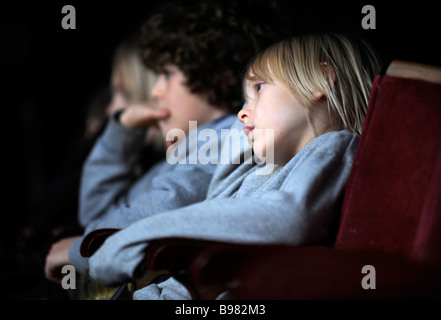 I bambini la visione di un film presso il cubo MICROPLEX CINEMA INDIPENDENTE IN KINGSDOWN BRISTOL REGNO UNITO Foto Stock