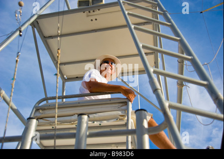 Big game pesca pescatori sul ponte della barca da pesca di Saint Gilles La Réunion Francia | Fischer am più severo eines Angelbootes Foto Stock