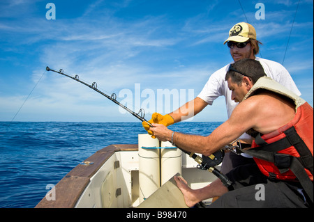 Big game pesca, i pescatori sulla barca da pesca di Saint Gilles La Réunion Francia | Hochseeangeln, Fischer beim trapano, La Réunion Foto Stock