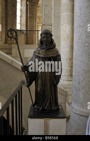 La scultura di un monaco nella Basilica di Fleury Abbey a St Benoit sur Loire Francia Foto Stock