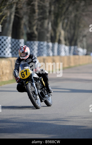 Un classico moto fa il suo modo di "fino alla collina' a Goodwood Festival della Velocità nel West Sussex. Foto Stock