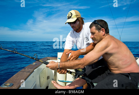 Big game pesca, i pescatori sulla barca da pesca di Saint Gilles La Réunion Francia | Hochseeangeln, Fischer beim trapano, La Réunion Foto Stock