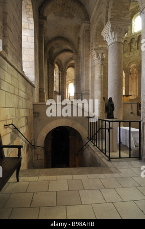 Ingresso alla cripta della Basilica di Fleury Abbey a St Benoit sur Loire Francia Foto Stock