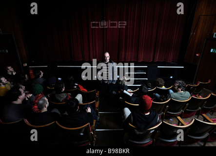 Un filmato ventola è tardi per unirsi al pubblico del cubo MICROPLEX CINEMA INDIPENDENTE IN KINGSDOWN BRISTOL REGNO UNITO Foto Stock