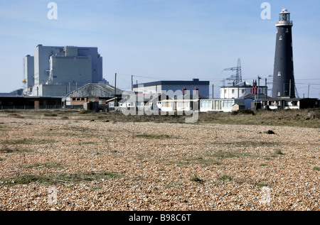 Dungeness Power Station e il faro Foto Stock