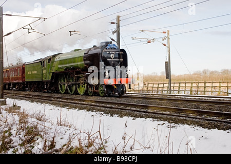 British Railways Classe A1 60163 'Tornado' locomotiva a vapore attraverso di Pasing Potteric Carr natura riserva con neve sulle vie Foto Stock