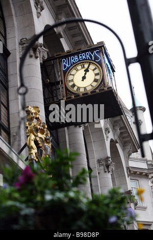 Un orologio al di fuori della sede Burberry nell' Haymarket Londra Foto Stock