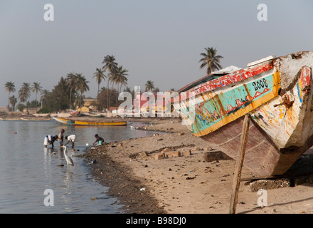 West Africa Senegal Saint Louis giovani bambini che giocano nel fiume Foto Stock