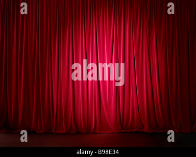 Red sipario di un palcoscenico spotlit Foto Stock