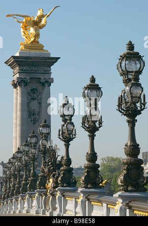 Pont Alexander III attraversa il fiume Senna Parigi Francia Foto Stock