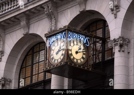 L'orologio da parete al di fuori della sede Burberry nell' Haymarket Londra Foto Stock