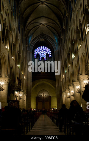 Vista di dentro la cattedrale di Notre Dame de Paris Foto Stock