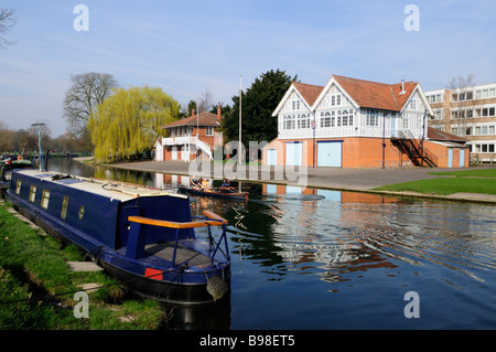 Houseboat e Boathouses canottaggio sul fiume Cam A Midsummer comune Inghilterra Cambridge Regno Unito Foto Stock
