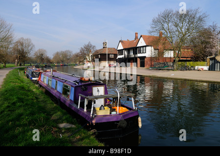 Houseboat e Boathouses canottaggio sul fiume Cam A Midsummer comune Inghilterra Cambridge Regno Unito Foto Stock