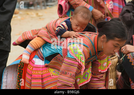 Fiore donna Hmong e suo figlio nel Figlio Cau Mercato in Vietnam Foto Stock