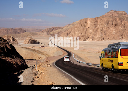 Tourist mini autobus sulle strade del deserto tra Sharm El Sheikh e St. Catherine Monastero, South Sinai, Egitto Foto Stock