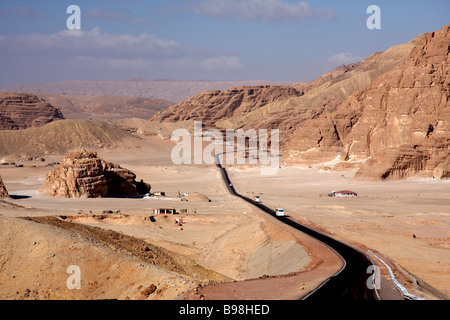 Strade del deserto, montagne e insediamenti beduini tra Sharm El Sheikh e il Monastero di Santa Caterina, South Sinai, Egitto Foto Stock