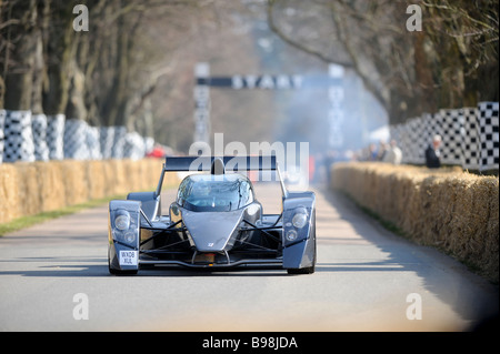 Una Caparo T1 racing car lascia la linea di partenza al Festival di Goodwood di velocità in Chichester. Foto Stock