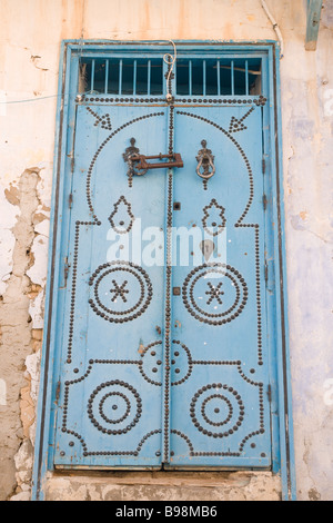 Una vecchia porta dipinta, ruggine ma ancora bellissima e in Tunisia la città santa di Kairouan Foto Stock