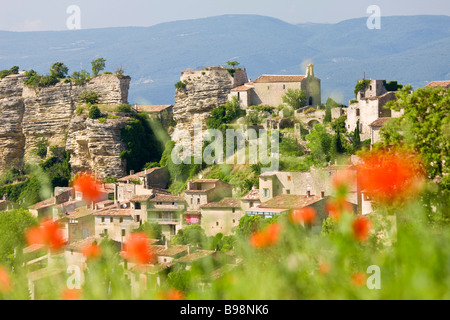 Saignon Luberon Provence Francia papaveri vista del villaggio Foto Stock