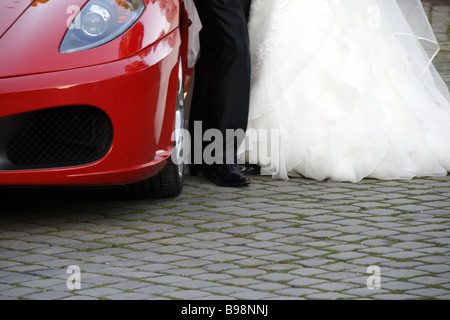 Coppie in viaggio di nozze con la Ferrari auto in roma, Italia Foto Stock