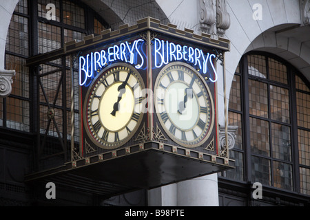 L'orologio da parete al di fuori della sede Burberry nell' Haymarket Londra Foto Stock
