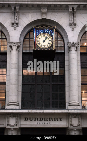 Un orologio al di fuori della sede Burberry nell' Haymarket Londra Foto Stock
