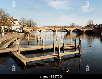 Henley on Thames Bridge con galleggianti in primo piano Foto Stock