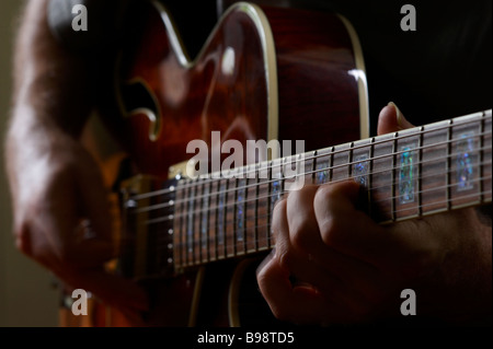 Ragazzo giocando elettrico chitarra jazz Foto Stock