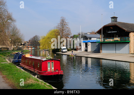Houseboat e Boathouses canottaggio sul fiume Cam A Midsummer comune Inghilterra Cambridge Regno Unito Foto Stock
