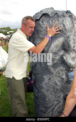 Norman Cook alias Fatboy Slim abbracci una roccia a Bestival. Isola di Wight. Regno Unito Foto Stock