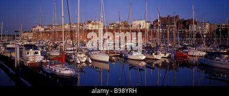 Paesaggio panoramico del Royal Harbour Marina. Porto di Ramsgate. Thanet. Kent. SE Inghilterra. Regno Unito Foto Stock