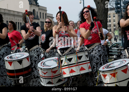 Batala percussion band di Washington D.C. durante un Dupont Circle e prestazioni. Foto Stock