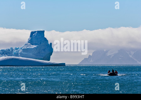 Zodiac con iceberg nell'oceano Elephant Island Antartide Foto Stock