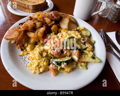 La prima colazione a base di uova strapazzate e patate fritte serviti in Seattle Washington cafe Foto Stock