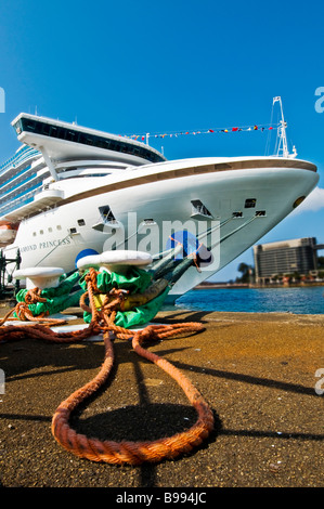 Il Diamond Princess ormeggiata nel porto di Sydney nel febbraio 2009 con linee di ormeggio Foto Stock